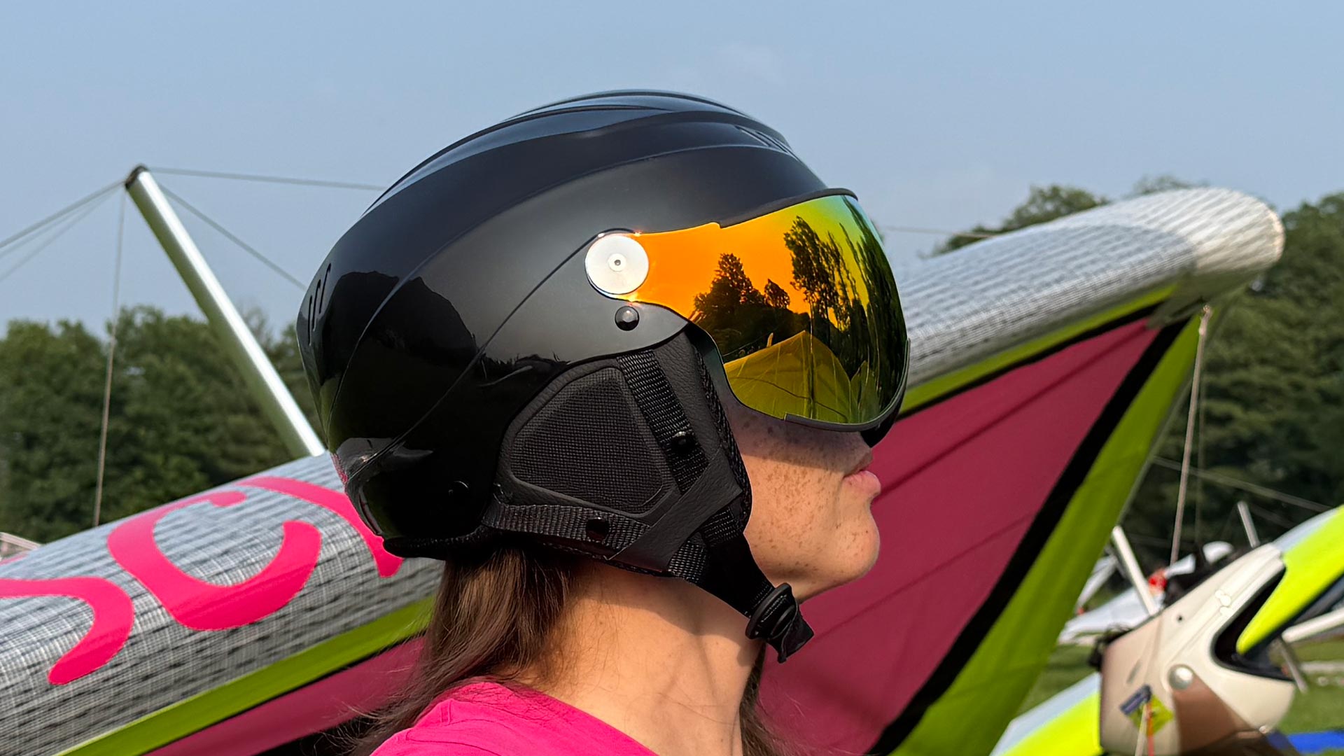 Hängegleiter und Helme